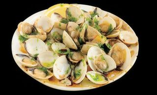 Almejas A La Plancha En Salsa Especial