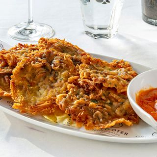 Tortillitas De Camarones Con Su Romesco