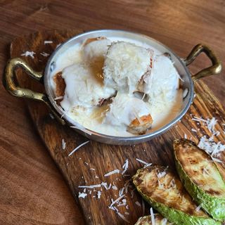 ქათმის როლები ტყლაპით და ყველის სოუსით