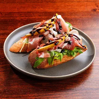 Bruschette cu prosciutto crudo 