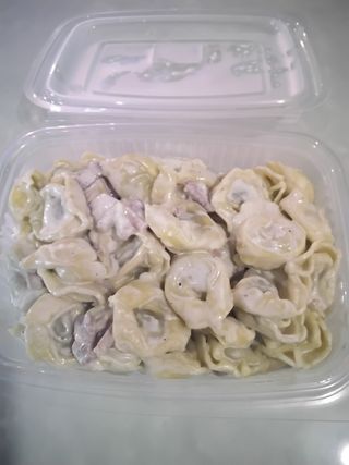 Tortellini freschi alla carne con panna e prosciutto cotto