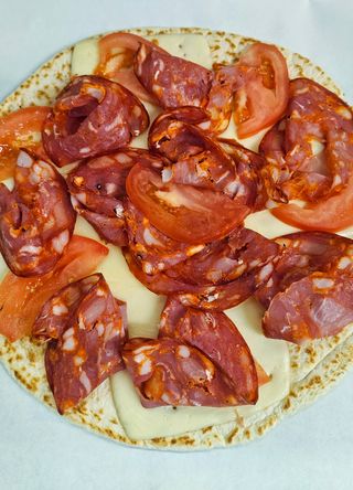 Salame piccante, fontina, pomodoro fresco