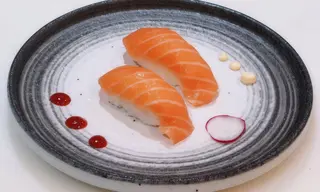Nigiri de salmón (2 pzs.)