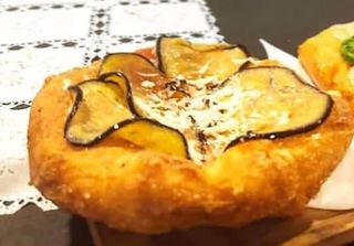 Pizzella fritta pomodoro, melanzane e pecorino