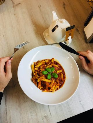 Bezglutenowe Penne z kurczakiem w sosie pomidorowym