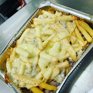 Porzione di Patatine e salsiccia