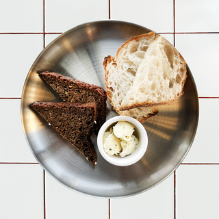 Хлебная корзина с маслом