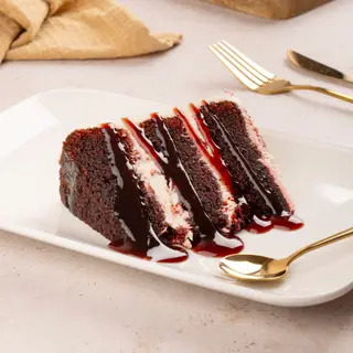 Red velvet jugoso y couli de cereza 