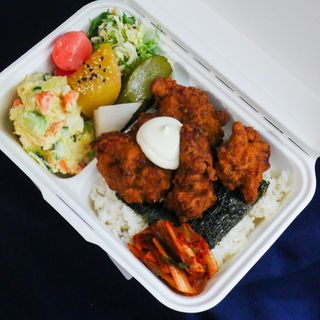 Bento box de  kara-age (pollo frito japonés)