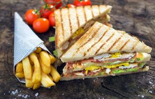 THE BREAD 'CLUB SANDWICH' con pollo/with chicken