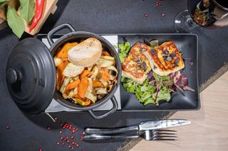  Salata cu halloumi la grill si legume coapte