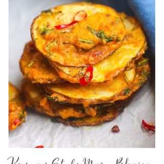 Maru Bhajia with optional sauce