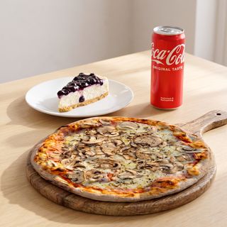 Pizza Capricciosa 32cm + Cheesecake + Coca Cola 0.33l