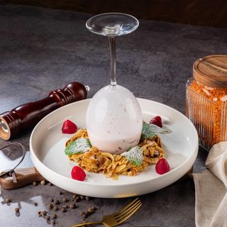 Блинная лапша с фруктами и мороженым 