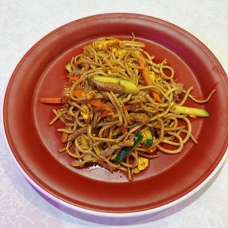 Tallarines fritos con ternera