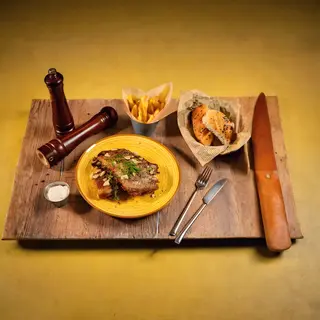 Coaste de porc cu vin alb si usturoi si cartofi prajiti/wedges