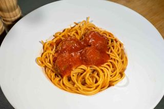 Paste cu chiftele si sos de rosii