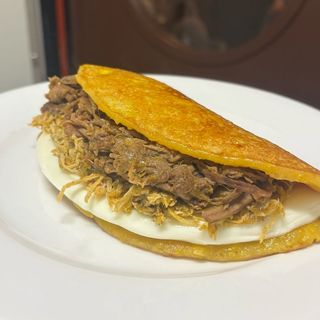 Cachapa de Ternera Desmechada y Queso de Mano