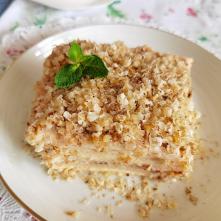 Бисквитена торта с яйчен крем