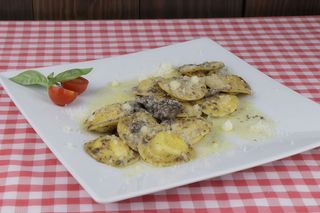Ravioli con trufas y queso parmesano con salsa de champiñones