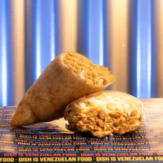 Empanada de Pollo y Queso Amarillo