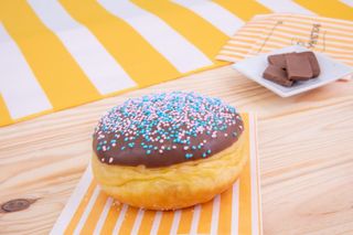 Bola de Berlim com cobertura de chocolate e Pepitas Coloridas