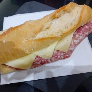 Baguette salame e formaggio