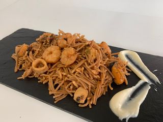 Fideua De Mariscos (Ración) + alioli 