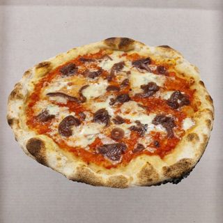 Pizza rossa gorgonzola, scaglie di grana, cipolla caramellata gustosa