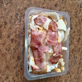 Sartén De Huevos Rotos Con Bacon Y Queso Gratinado