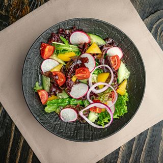 Овощной салат с заправкой из оливкового масла