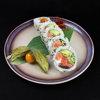 Uramaki łosoś MOWI otoczone sezamem