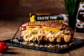 Kasekrainer Wurstger (porc, vită & emmentaler)