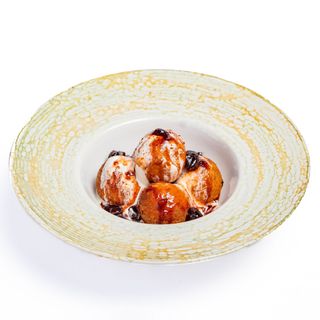 Papanasi cu smantana si dulceata de visine