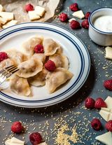 Pierogi z kaszą jaglaną i malinami