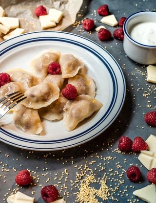 Pierogi z kaszą jaglaną i malinami