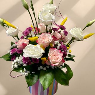 Кутия с еустоми, мини рози и хризантеми