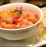 Tártar De Salmón Con Fresa, Mango Y Tostaditas
