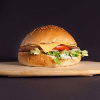 Royal cheeseburger s pomfritom