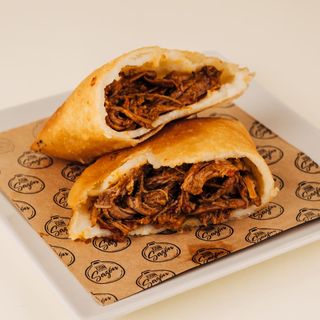 Empanada carne mechada
