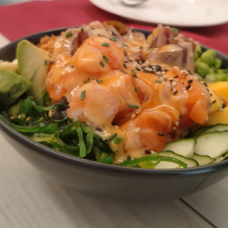 Poke Quinoa con salmon