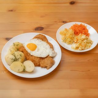 Kotlet schabowy z jajkiem sadzonym z dodatkami do wyboru