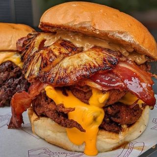 7. Hamburguesa Hawaiana 