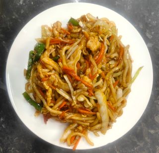 Udon salteado con pollo y verdura