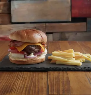 Bacon burger con patatas