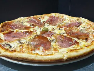 Pizza sa pršutom