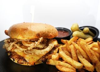 Бургер с дърпано свинско Pulled pork (400г)