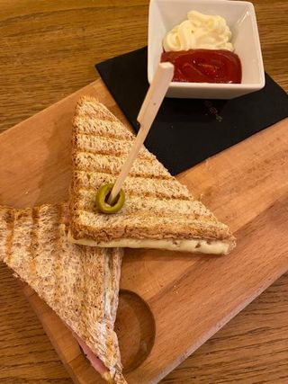 Tost sa šunkom i sirom