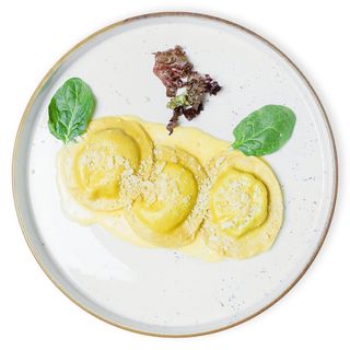 Равіолі з сиром та шпинатом із   соусом Голландез (270г)