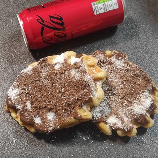 LIÈGE Bounty waffles + coca cola 